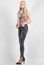 Load image into Gallery viewer, MID RISE SKINNY WITH DESTROY