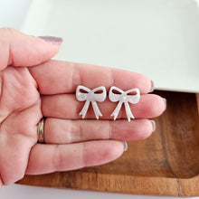 Load image into Gallery viewer, Bow Studs - White
