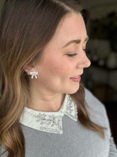 Load image into Gallery viewer, Bow Studs - White
