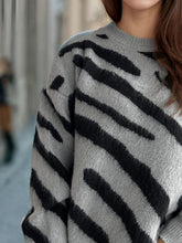 Load image into Gallery viewer, Contrast Round Neck Long Sleeve Sweater
